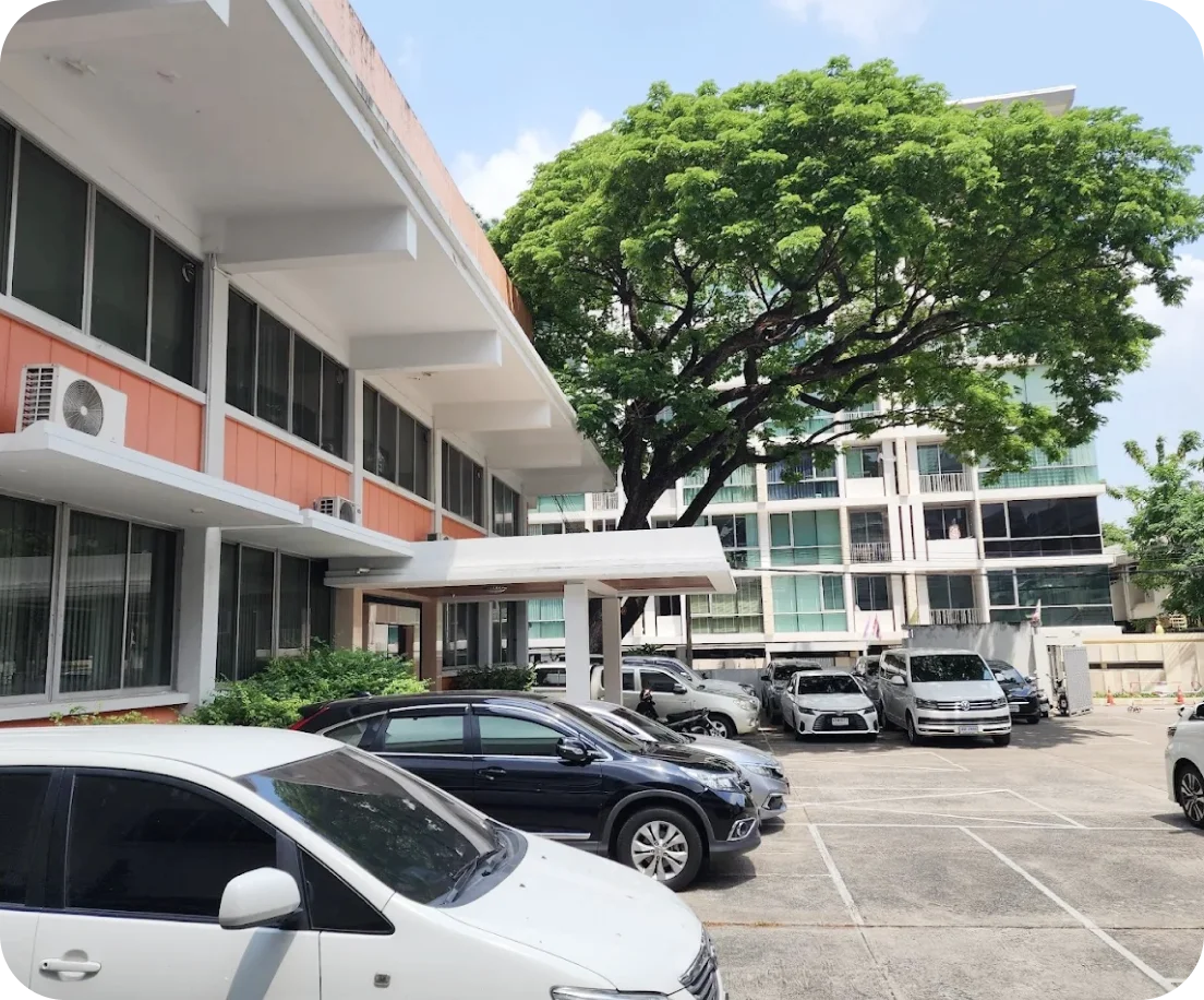 อาคารสำนักงาน TGX และบริเวณที่จอดรถ